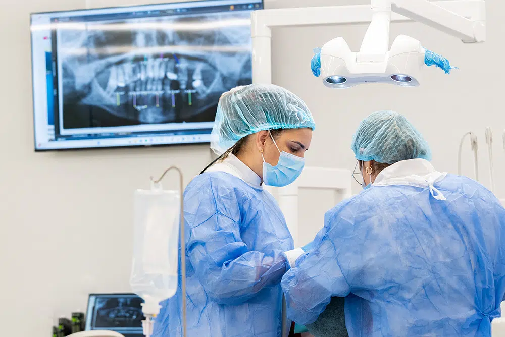 Saiba como é feita uma cirurgia de implantes dentários, passo a passo